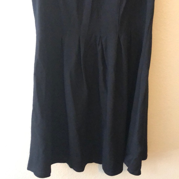 Black sleeveless pleated flare dress - Picture 3 of 5